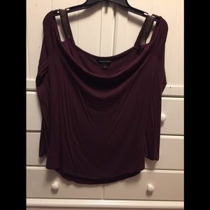 Long sleeve open by the shoulders